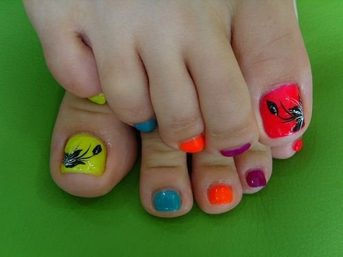 cute-toe-nail-art-23